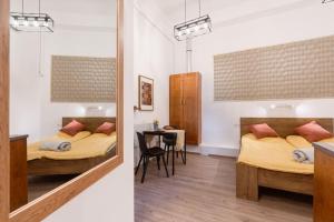 A bed or beds in a room at BrandNewChainBridgeHome for 2-FastWiFi/AC/SmartTV