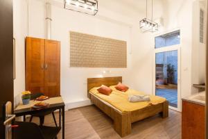 A bed or beds in a room at BrandNewChainBridgeHome for 2-FastWiFi/AC/SmartTV