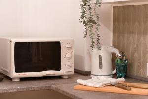 A kitchen or kitchenette at BrandNewChainBridgeHome for 2-FastWiFi/AC/SmartTV