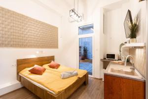 A bed or beds in a room at BrandNewChainBridgeHome for 2-FastWiFi/AC/SmartTV