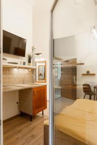 A kitchen or kitchenette at BrandNewChainBridgeHome for 2-FastWiFi/AC/SmartTV