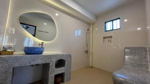 ein Bad mit einem Waschbecken und einem Spiegel in der Unterkunft Mi Nhon Em Hotel Muine in Mui Ne