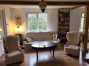 a living room with a couch and a table and chairs at Buglandia in Parośla