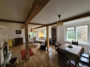 a living room with a fireplace and a table and chairs at Buglandia in Parośla
