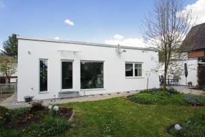 Casa blanca con ventanas grandes y patio en Ferienhaus Refugium en Michelstadt