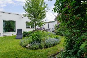 a garden with a chair sitting in the yard at Ferienhaus Refugium in Michelstadt