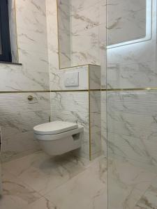 een badkamer met een toilet en een glazen douche bij Gold delux in Zagreb