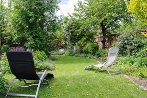 ミヒェルシュタットにあるFerienhaus Refugiumの庭の芝生に座る椅子2脚