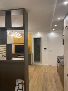een kamer met een keuken en een woonkamer bij Gold delux in Zagreb