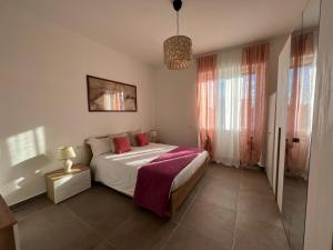 ein Schlafzimmer mit einem Bett mit roten Kissen in der Unterkunft Porpora_Apartment in Florenz
