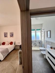 ein Schlafzimmer mit einem Bett und einem großen Fenster in der Unterkunft Porpora_Apartment in Florenz