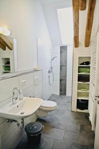 a white bathroom with a toilet and a sink at Ferienhof König - keine Vermietung an Monteure in Neukirch