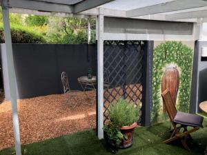 eine Pergola mit einem Tisch und einem Stuhl im Hof in der Unterkunft Somerset Lodge in Montagu + 5 Fotos