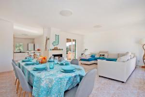 una sala da pranzo con tavolo e sedie in soggiorno di Villa Domingos by Slow Villas a Calas de Mallorca