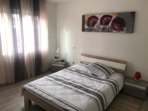 ein Schlafzimmer mit einem Bett und einem Wandgemälde in der Unterkunft Willa chez willi in Niederschaeffolsheim