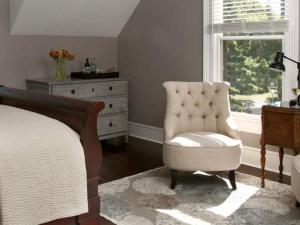 sypialnia z łóżkiem, krzesłem i komodą w obiekcie Inn on Randolph w mieście Napa