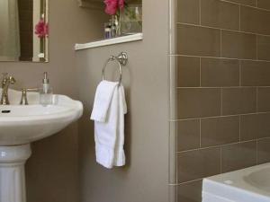 uma casa de banho com um lavatório e uma toalha branca em Inn on Randolph em Napa