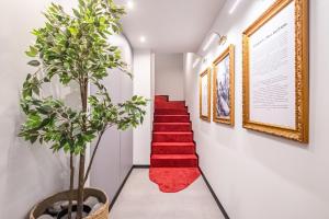una escalera con alfombras rojas y una alfombra roja en Machim D'Arfet House by Madeira Sun Travel, en Machico