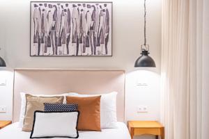 um quarto com uma cama e um quadro na parede em Machim D'Arfet House by Madeira Sun Travel em Machico