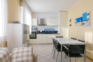 a kitchen and dining room with a table and chairs at Villa Alpina in Lido di Jesolo