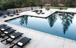 une piscine avec des chaises longues et une piscine dans l'établissement The Hotel at Black Oak Casino Resort, à Tuolumne