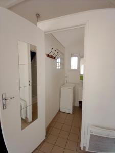 ein Badezimmer mit einem WC, einem Waschbecken und einem Spiegel in der Unterkunft Studio entre Aix et Marseille in Bouc-Bel-Air