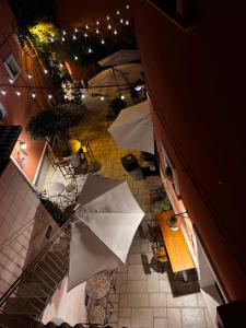 an overhead view of a group of white umbrellas at B&B Corte Dei Figuli in San Pietro in Lama