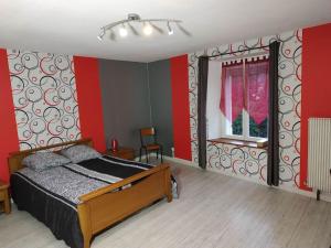 a bedroom with a bed and red walls and a window at Maison indépendante avec 3 chambres in Mourmelon-le-Grand