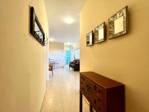 un corridoio con una stanza con un tavolo e immagini appese al muro di apartment a Mazo