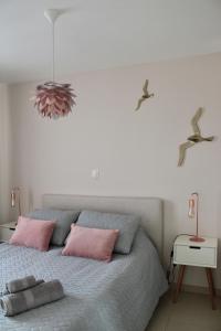 1 dormitorio con 1 cama con 2 pájaros en la pared en Lucaya, en Koksijde