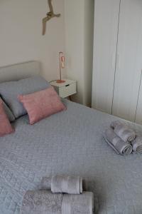 een slaapkamer met een bed met handdoeken erop bij Lucaya in Koksijde