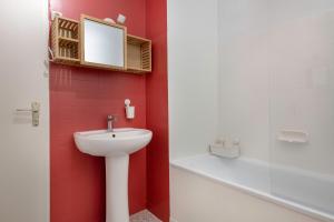 Kúpeľňa v ubytovaní Charmant appartement à 200 m de la mer! + 7 fotografií