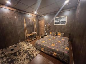 Un dormitorio con una cama y una mesa. en Thanh Bình Homestay, en Khu Chi Lăng