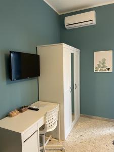 Habitación con escritorio y ordenador en la pared. en Interno2 Bari Centrale en Bari
