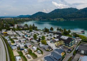 una vista aérea de una ciudad junto a un lago en Camping Nord, en Klopein