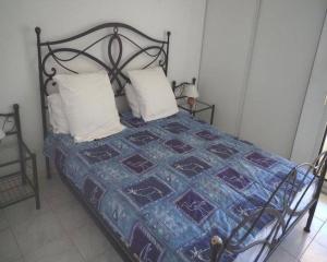 Posteľ alebo postele v izbe v ubytovaní Fréjus le Césarée location de vacances Parking Piscine Terrasse Wifi + 16 fotografií
