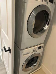 a washing machine and a dryer in a kitchen at Lux Apartment Queen bed Downtown Baltimore, free parking in Baltimore