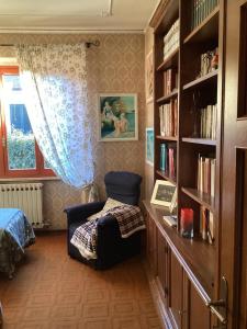 Η βιβλιοθήκη της βίλας