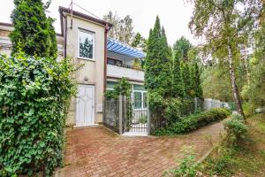 a house with a gate and a brick driveway at Apartamenty Sun & Snow Błękitna Laguna in Jurata