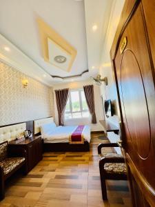 Postel nebo postele na pokoji v ubytování Bình Dương Đà Lạt Hotel