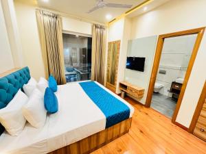 una camera con un grande letto e un bagno di Hotel The Orchid Tree Amritsar - walking from Golden Temple ad Amritsar