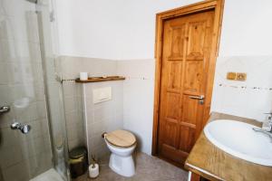 a bathroom with a toilet and a sink at Erdőszéli Vendégház in Pilisszentlászló