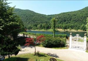 une porte blanche avec vue sur le lac dans l'établissement La Villa del Lago, à Ghirla