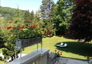 un giardino con panchina sul balcone di La Villa del Lago a Ghirla