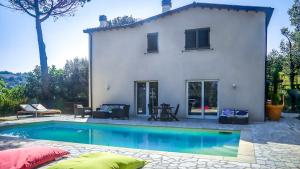 une villa avec une piscine en face d'une maison dans l'établissement Casa di Palì 8, Emma Villas, à Ripe