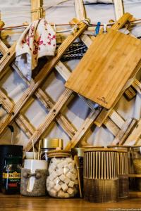 una pared de madera con una tabla de cortar de madera e ingredientes en Yurty Mc yurt en Dzhetyoguz
