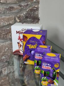 einen Stapel Süßigkeiten auf einem Glastisch in der Unterkunft The Old House at Belfield in Tralee