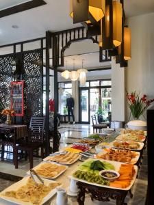 een buffet lijn met veel verschillende soorten eten bij The Quin Riverside Villa in Hội An