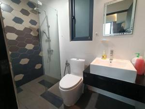 W łazience znajduje się toaleta, umywalka i prysznic. w obiekcie Mupify Homestay Jazz Suites 2 Vivacity w mieście Kuching