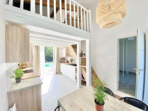 een keuken en eetkamer met een trap in een huis bij VILLA PIERLOU Piscine proche mer pour 6/7 pers in Saint-Raphaël